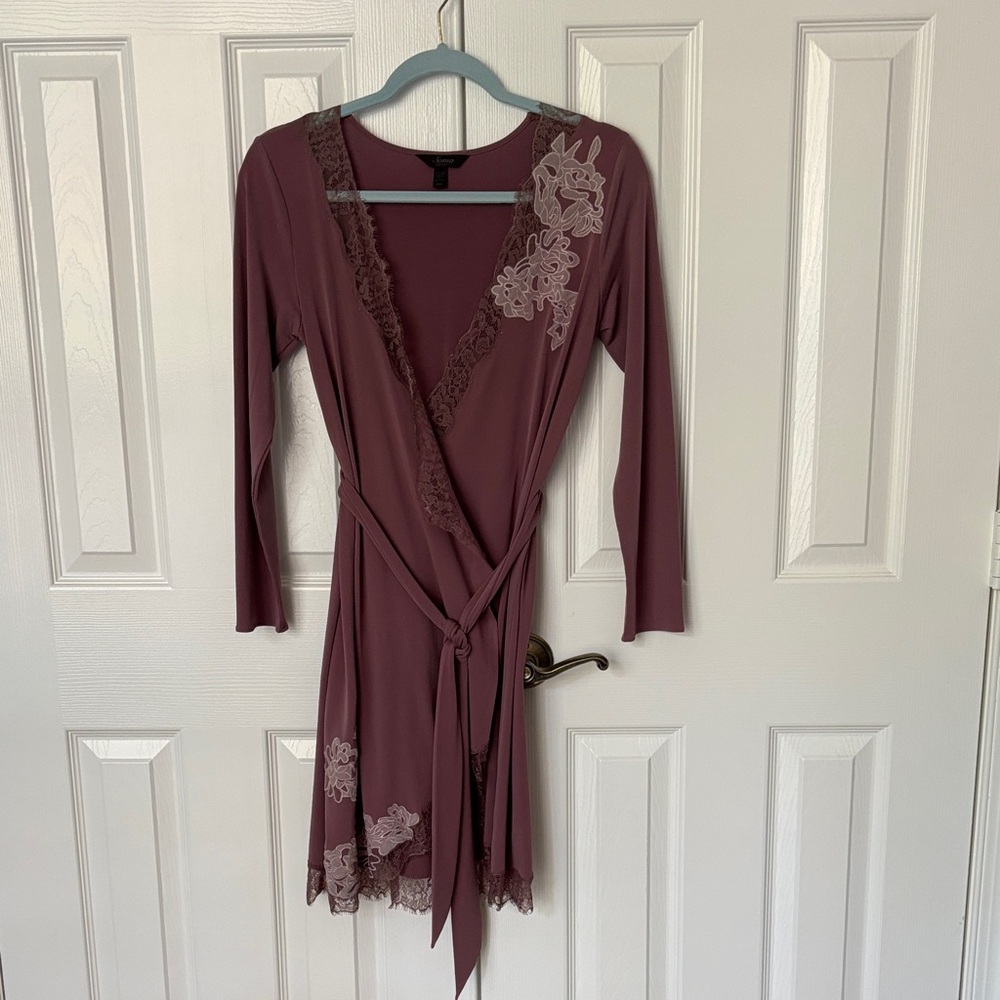 Soma intimates short robe with lace detail plum size small tie closure sexy